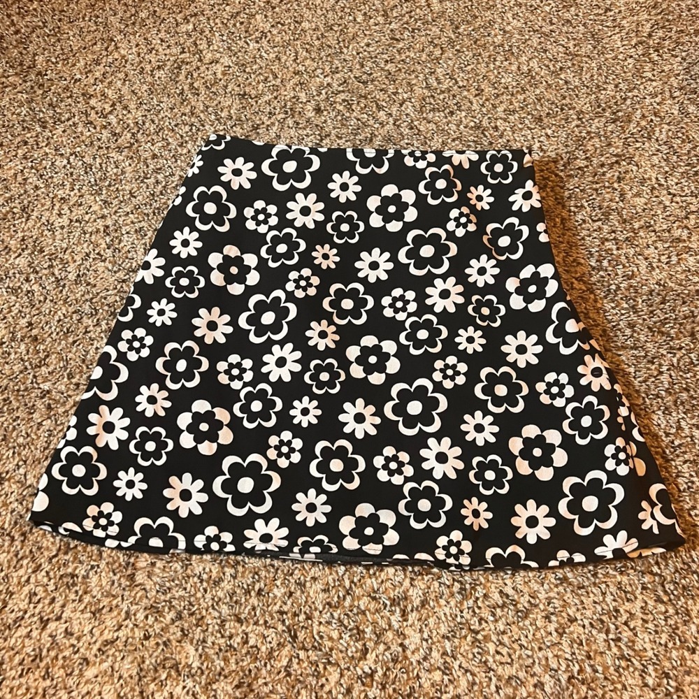 Hollister California Black White Floral Print Ultra High Rise Mini Skirt